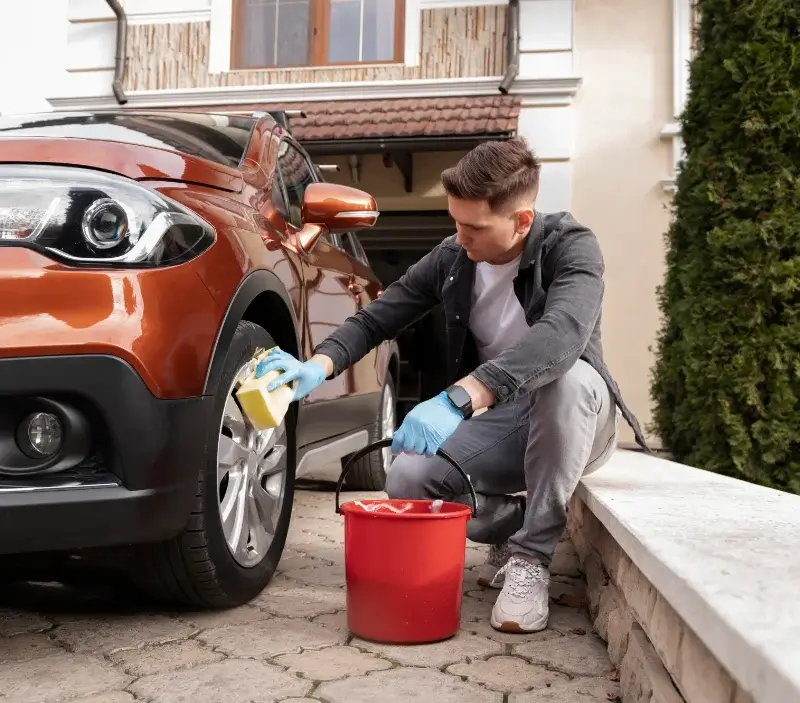 Lavage auto à domicile Saint-Martin-des-Bois : professionnel intervenant sur un véhicule